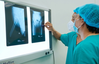 Phẫu thuật thay khớp háng: Mang lại hy vọng phục hồi cho người cao tuổi bị té ngã